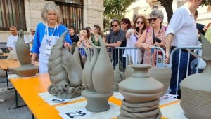 Menemenli çömlek ustaları dünya ödülü