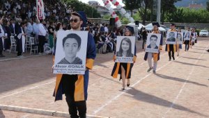 Mezuniyet töreninde depremde ölen arkadaşlarını unutmadılar