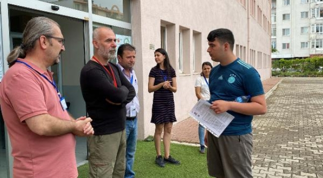 Nüfus cüzdanı yerine ehliyetini getirince sınava alınmadı