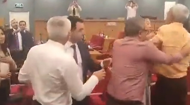 Olay olay! İzmir belediye meclisi karıştı