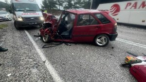 Otobüsle çarpışan arabadaki baba-kız öldü