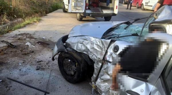Otomobil çöp konteyneri ve direğe çarptı; sürücü öldü, kızı yaralandı