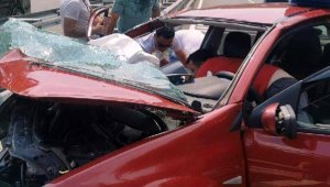 Otomobil yol kenarında park halindeki beton mikserine çarptı; 1 ölü, 1 yaralı