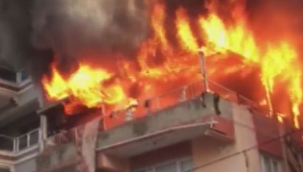 Panik anları! Binanın çatısı alevlere teslim oldu