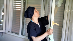 Seferihisar Belediyesi ekipleri ev temizledi, kuaförlük hizmeti verdi