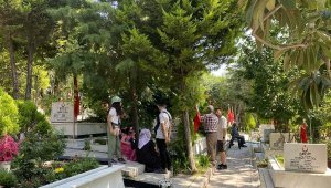 Şehitlikte buruk bayram