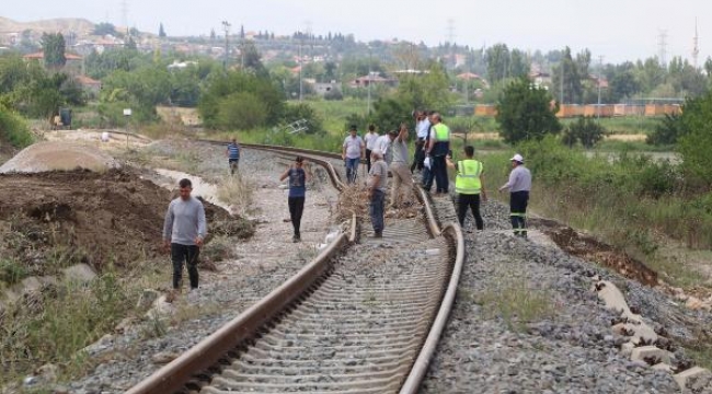 Selde tren yolu çöktü, faciayı vatandaşlar önledi