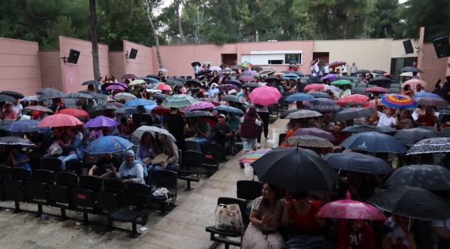 Şemsiyelerini açtılar, gösteriyi izlediler