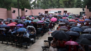 Şemsiyelerini açtılar, gösteriyi izlediler