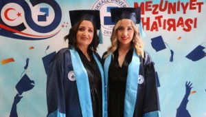 Sıra arkadaşı anne ile kızı birlikte mezun oldu