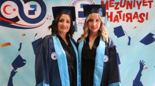 Sıra arkadaşı anne ile kızı birlikte mezun oldu