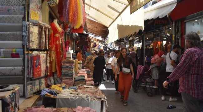 Tarihi Kemeraltı Çarşısı'nda bayram yoğunluğu