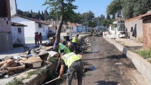 Taşan dereden mobilya, halı ve lastik çıktı