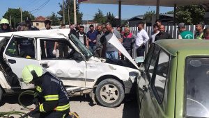 TIR'ın çarptığı otomobildeki karı- kocayı ölüm ayırdı