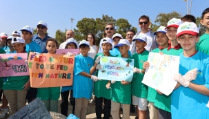 Urla'da öğrenciler kaymakamla birlikte plaj-kıyı temizliği yaptı