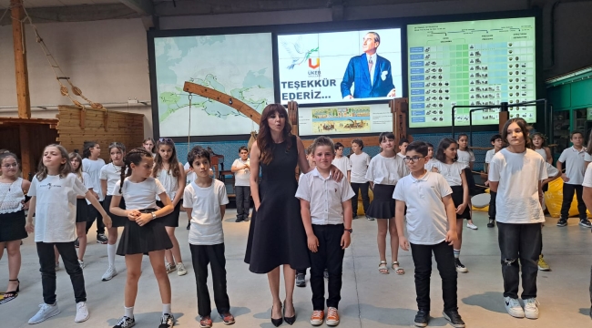 Urla Köstem Zeytinyağı Müzesi, öğrencilerin şiir gecesine ev sahipliği yaptı