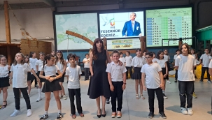 Urla Köstem Zeytinyağı Müzesi, öğrencilerin şiir gecesine ev sahipliği yaptı