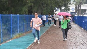 Yağıştan yollar tıkandı, koşarak sınava yetiştiler