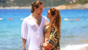 22 yaş küçük sevgilisiyle tatile çıktı