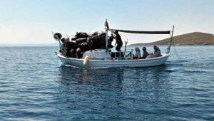 26 kadın, Ayvalık Maden Adası'nı temizledi! 150 torba atık topladı