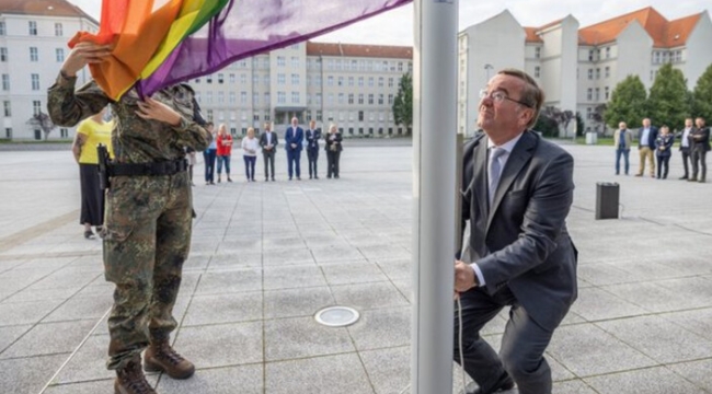 Almanya Savunma Bakanı, orduda LGBT bayrağını göndere çekti