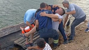 Balık tutarken kayalıklardan düştü, bacağını kırdı