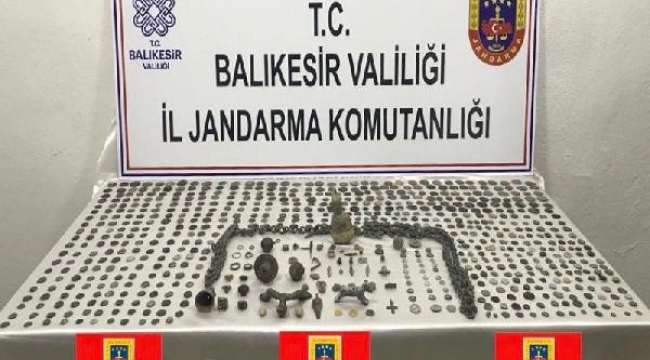 Balıkesir'de 2 bin 139 sikke ve 52 tarihi obje ele geçirildi