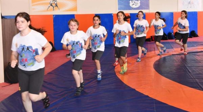 Balıkesir'de belediye gençlere 37 branşta spor eğitimi veriyor