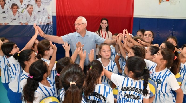 Başkan Selvitopu yaz spor okullarında öğrencilerle buluştu