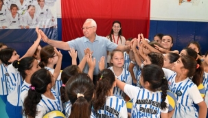 Başkan Selvitopu yaz spor okullarında öğrencilerle buluştu