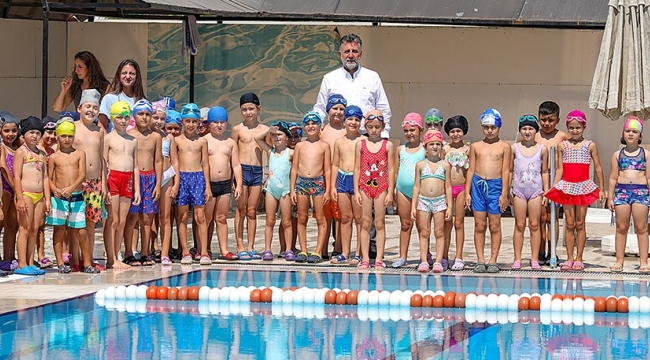 Bayraklı Belediyesi'nin kursları başladı! Haydi çocuklar, havuza…