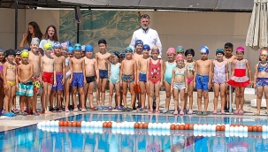 Bayraklı Belediyesi'nin kursları başladı! Haydi çocuklar, havuza…