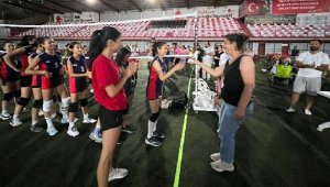 Bayraklı Belediyesi'nin yaz okullarında voleybol şenliği