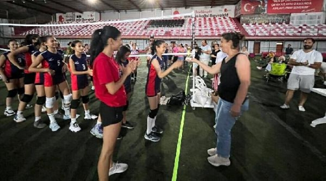 Bayraklı Belediyesi'nin yaz okullarında voleybol şenliği