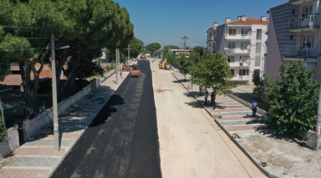 Bergama Belediyesi, cadde ve sokakları asfaltlıyor, taş döşüyor