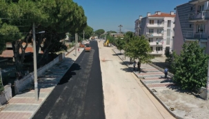 Bergama Belediyesi, cadde ve sokakları asfaltlıyor, taş döşüyor