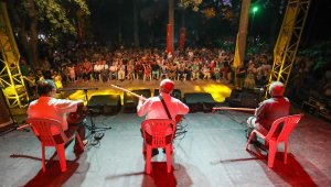 Buca'da düzenlenen 'Aşıklar Şöleni'ne vatandaştan büyük ilgi