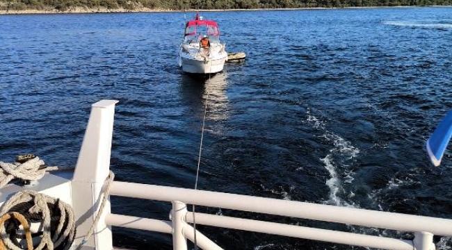 Çanakkale Boğazı'nda makine arızası nedeniyle sürüklenen tekne kurtarıldı