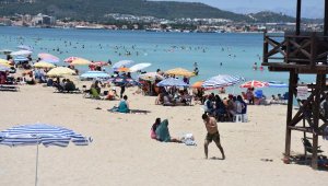 Çeşme'de tatilin son gününde de yoğunluk