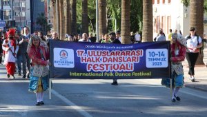 Denizli'de, 'Uluslararası Halk Dansları Festivali' kortej yürüyüşüyle başladı