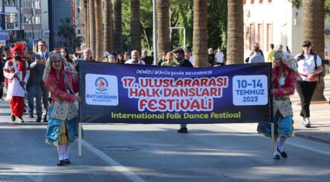 Denizli'de, 'Uluslararası Halk Dansları Festivali' kortej yürüyüşüyle başladı