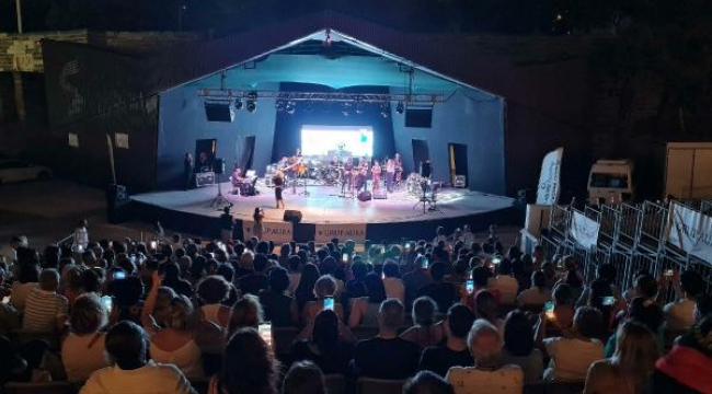 Depremzede çocuklar için 'Elvedasız Şarkılar Konseri' düzenlendi