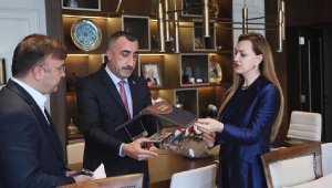 Üniversitede öğrenciler için akıllı çardak üretilecek