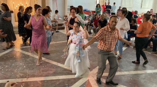 Down sendromlu Sibel, temsili düğünle gelin oldu
