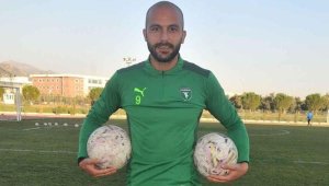 Efeler 09'da gol kralı İshak gitti