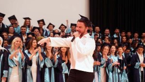 Ege İletişimliler Sinan Akçıl ile mezun oldu