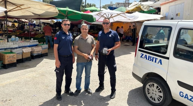 Gaziemir zabıtası pazarda bulunan çantayı sahibine ulaştırdı