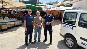 Gaziemir zabıtası pazarda bulunan çantayı sahibine ulaştırdı