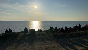 Gün batımını seyreden buradan çıkarılıyor