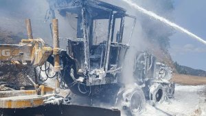 İş makinesinde çıkan yangın ormana sıçramadan söndürüldü; o anlar kamerada